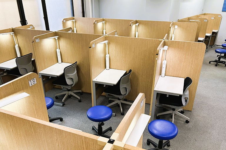 充実の学習環境:個別指導ブース。演習中も講師がいつも隣にいて、質問がしやすい環境です。