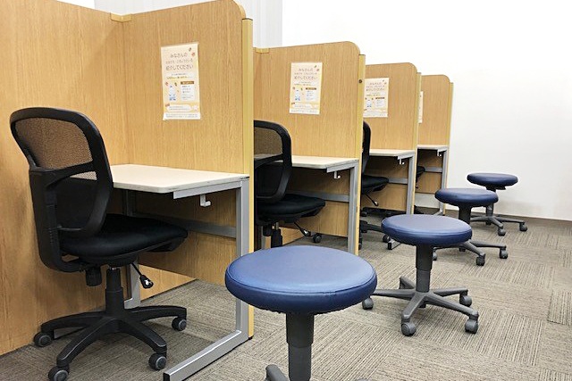 充実の学習環境:個別指導ブース。演習中も講師がいつも隣にいて、質問がしやすい環境です。