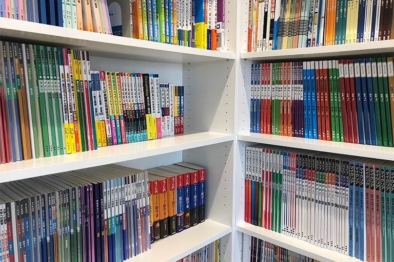 充実の学習環境:対応テキストは十分な種類・量を準備。海老名周辺の学校でお使いの教科書も対応可能です。