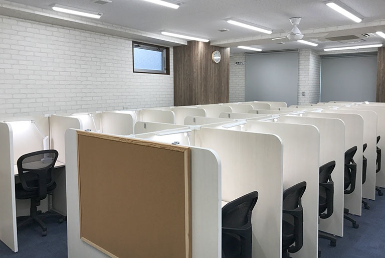 充実の学習環境:パーソナルに区切られた自習席。集中しやすいとご好評いただいています。