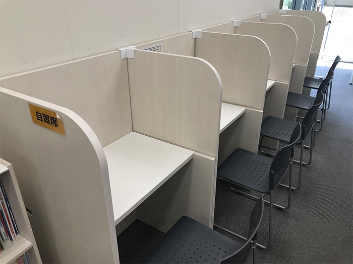充実の学習環境:自習席は開室時間中はいつでもご利用いただけます。