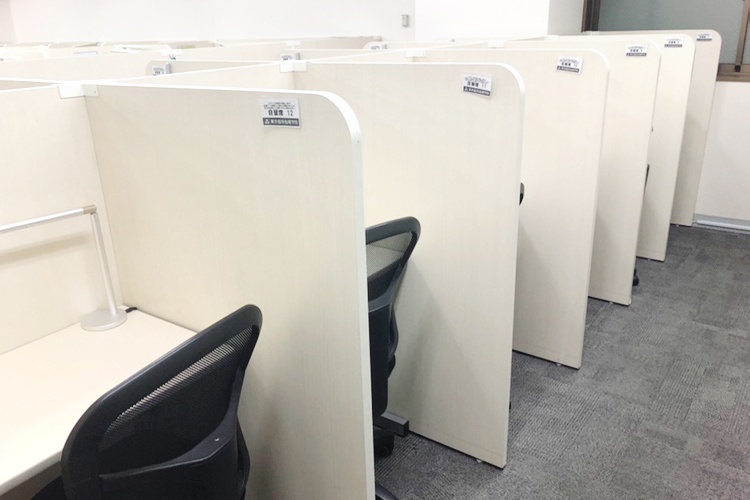 充実の学習環境:無料で使用できる自習席。集中しやすいと評判です。