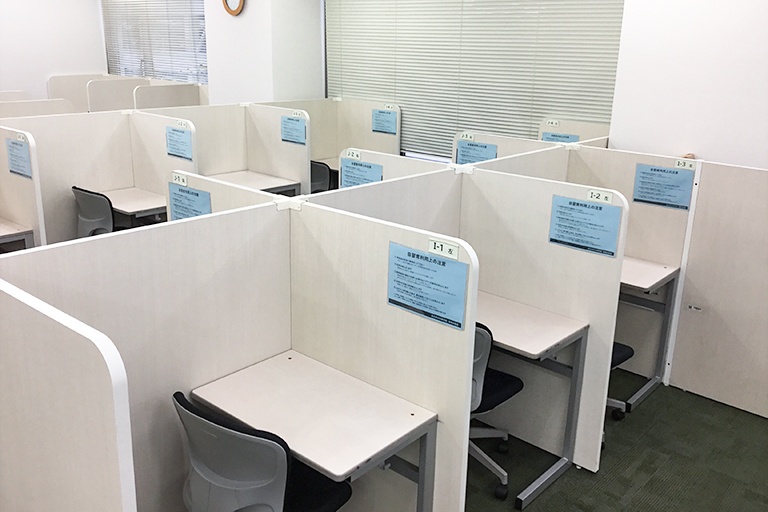 充実の学習環境:無料で使用できる自習席。集中しやすいと評判です。