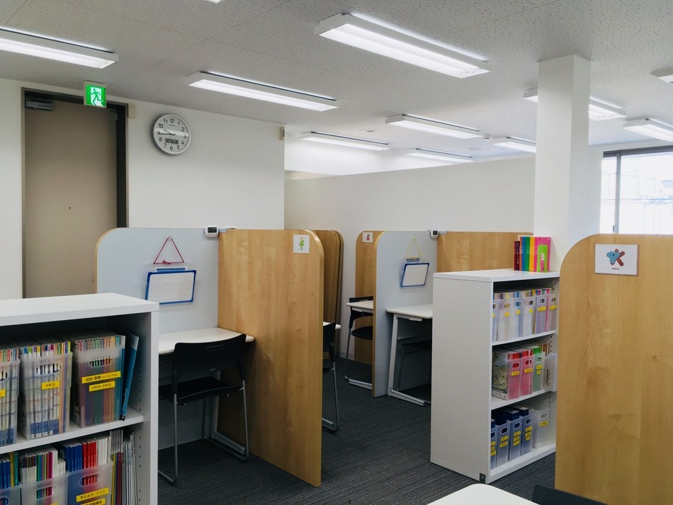 充実の学習環境:教室には参考書、貸出教材も豊富にそろえています。