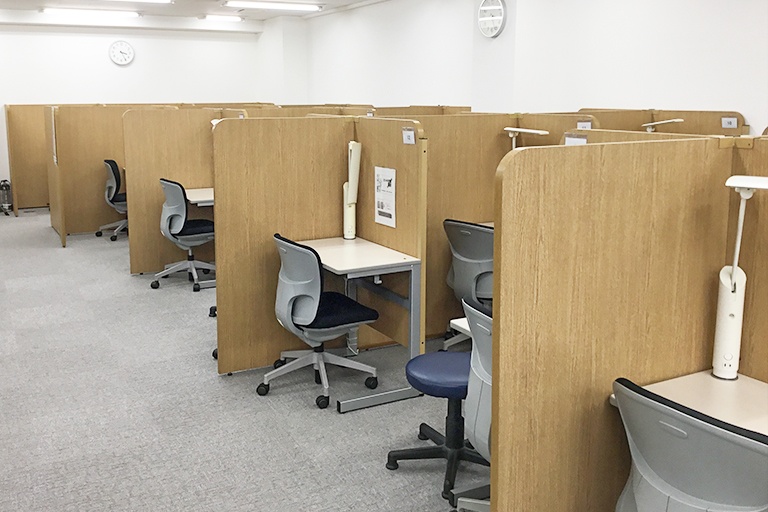 充実の学習環境:外観からはわかりにくいですが、実は教室の奥行きも広く、座席数も多い教室です。