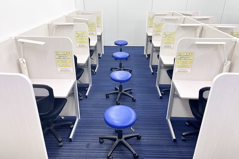 充実の学習環境:コーチが隣に座ってレッスンするので質問がしやすい環境です。