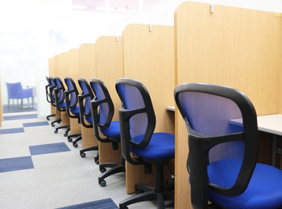 充実の学習環境:自習スペースは1人ひとり区切られた設計。しっかりと自分の勉強に集中できます!