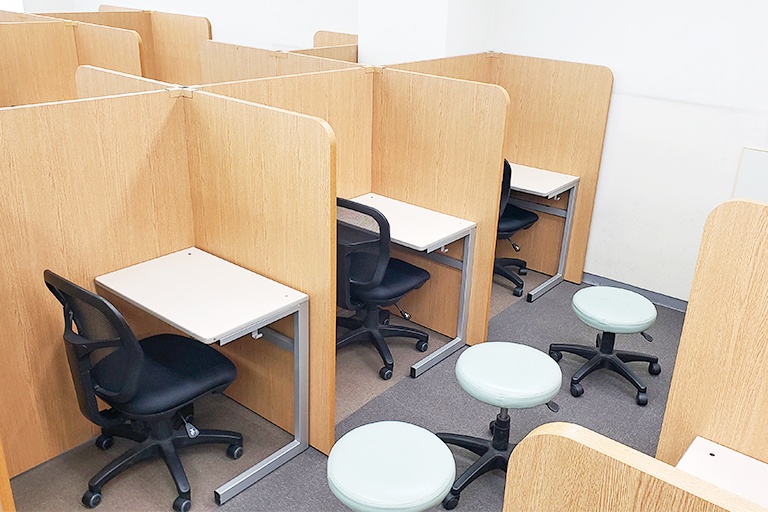 充実の学習環境：集中しやすいようパーテーションで区切られた授業ブース。