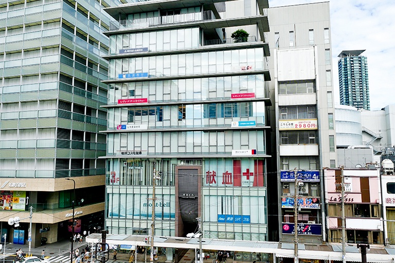 充実の学習環境:<高校生専門館>はこちら。駅近で通いやすく、安全な立地です。