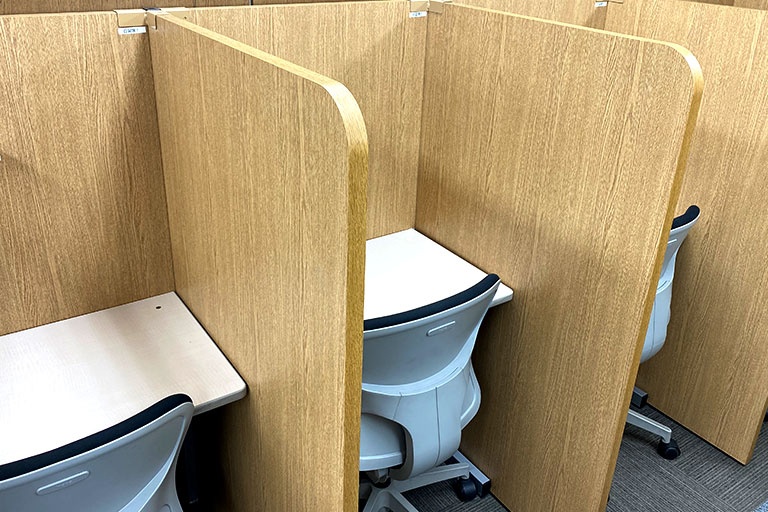 充実の学習環境:パーソナルに区切られた自習席。集中しやすいとご好評いただいています。