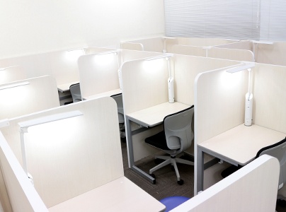 充実の学習環境:個別指導ブース。演習中も講師がいつも隣にいて、質問がしやすい環境です。