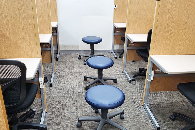 充実の学習環境:コーチが隣に座ってレッスンするので質問がしやすい環境です。