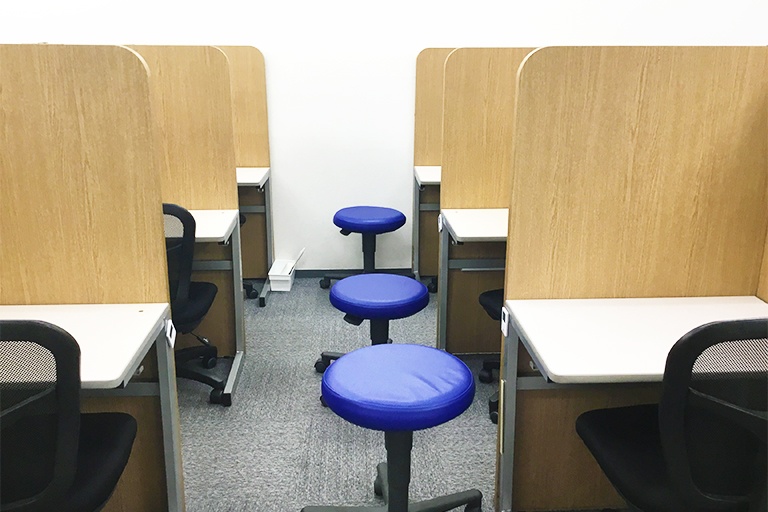 充実の学習環境:個別指導ブースです。演習中も講師がいつも隣にいて、質問がしやすく、安心して学習ができる環境です。