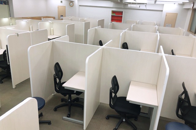 充実の学習環境:個別指導ブース。演習中も講師がいつも隣にいて、質問がしやすい環境です。