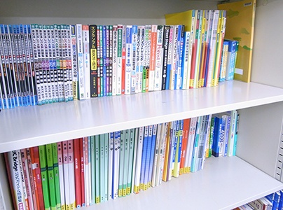 充実の学習環境:多種多様なテキストや問題集を用意。近隣学校の定期テスト情報も把握し、最適な指導を行っています。