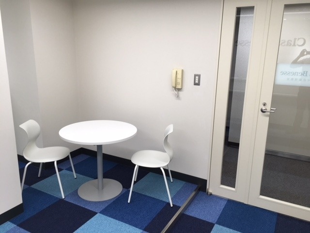 充実の学習環境:お子さまの送迎時にお待ちいただける待合スペース。お友達との待ち合わせにも!