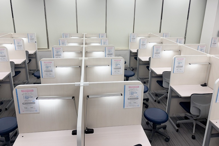 充実の学習環境:個別指導ブース。演習中も講師がいつも隣にいて、質問がしやすい環境です。