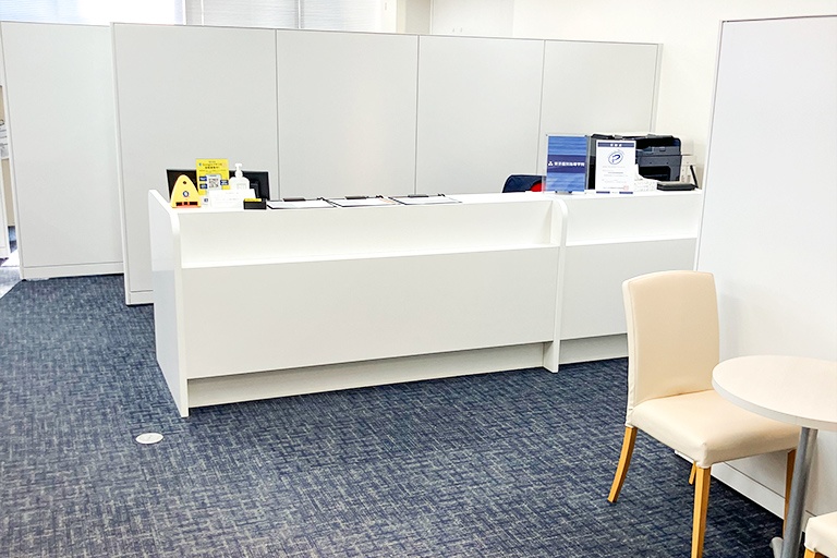 充実の学習環境:開放的な受付カウンター。ご質問・ご相談など、どんな小さなことでもお気軽にお声かけください