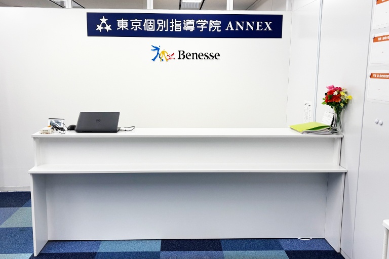 充実の学習環境:受付。生徒さんを笑顔でお出迎えいたします。保護者の皆さまにメールが届く入退室システムをタッチして入室します。