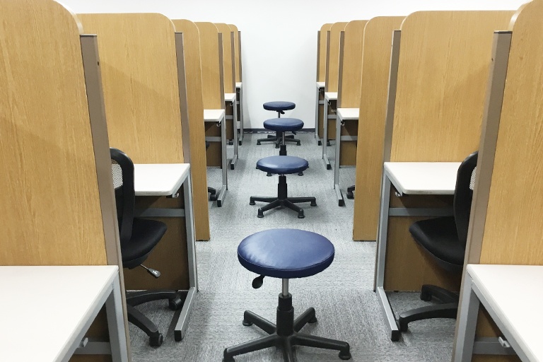 充実の学習環境:個別指導ブース。演習中も講師がいつも隣にいて、質問がしやすい環境です。