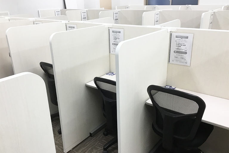 充実の学習環境:自習スペースは1人ひとり区切られた設計。しっかりと自分の勉強に集中できます!