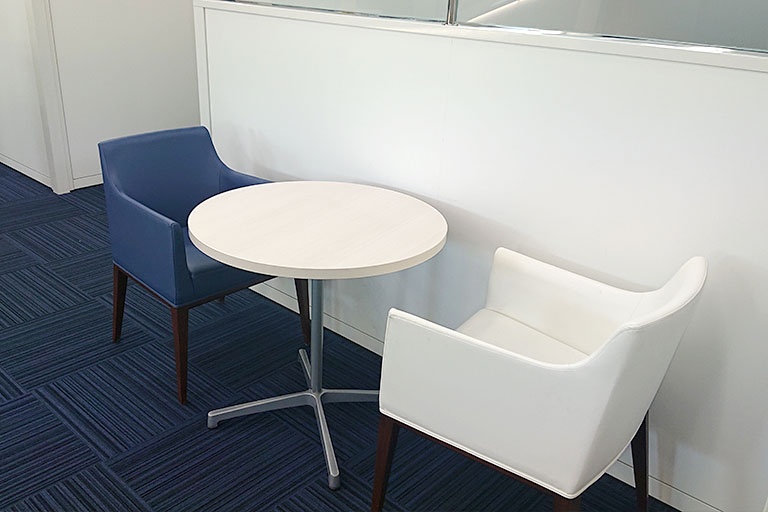 充実の学習環境:オープンな環境のフリースペース。お気軽にご質問・ご相談などをしていただけます。