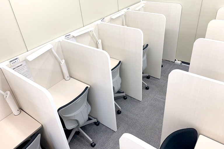 充実の学習環境:自習スペースは1人ひとり区切られた設計。しっかりと自分の勉強に集中できます!