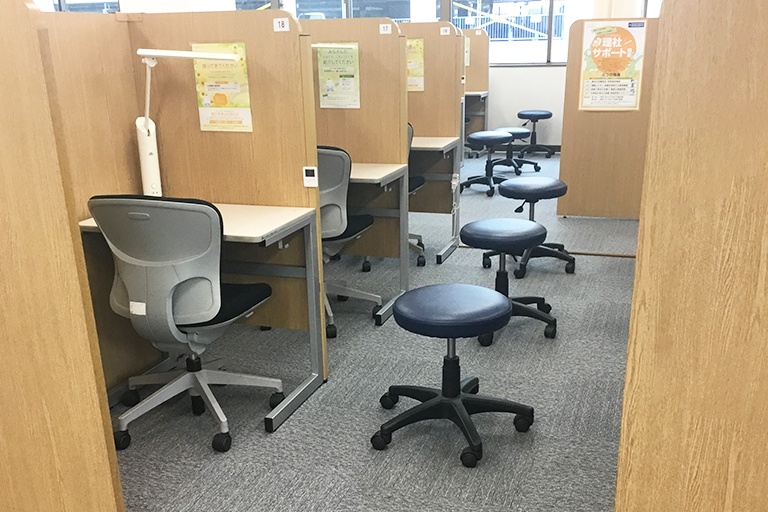 充実の学習環境:個別指導ブース。演習中も講師がいつも隣にいて、質問がしやすい環境です。