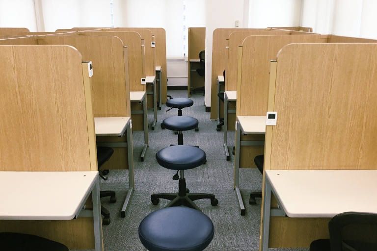 充実の学習環境:授業は講師1名につき生徒2名までの個別指導。きめ細かな指導で着実に力を伸ばします。