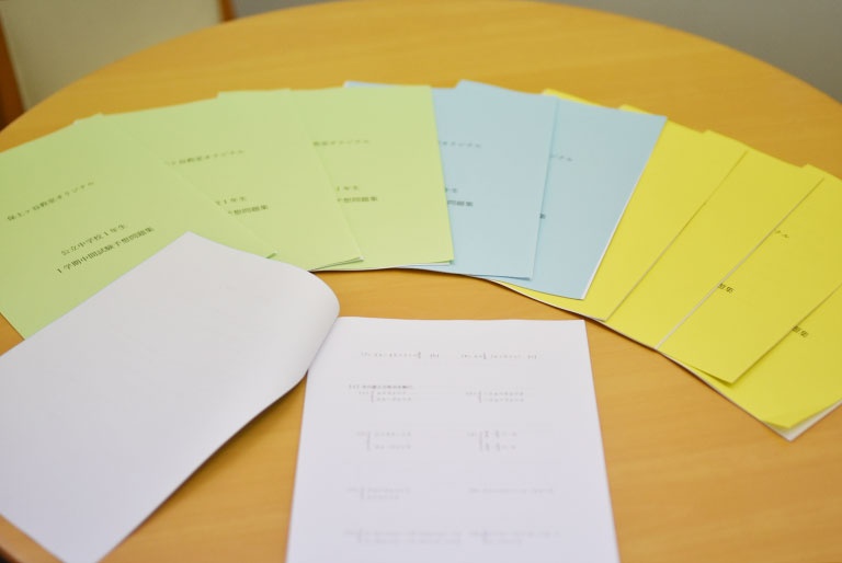 充実の学習環境:保土ヶ谷教室では、近隣学校の定期テストや学校情報を把握。最適な指導につなげています。