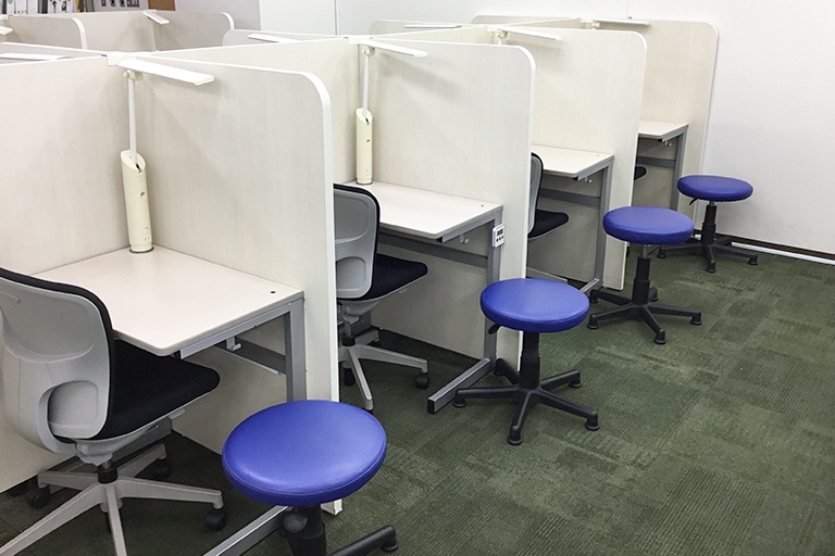 充実の学習環境:授業は講師1名につき生徒2名までの個別指導。きめ細かな指導で着実に力を伸ばします。