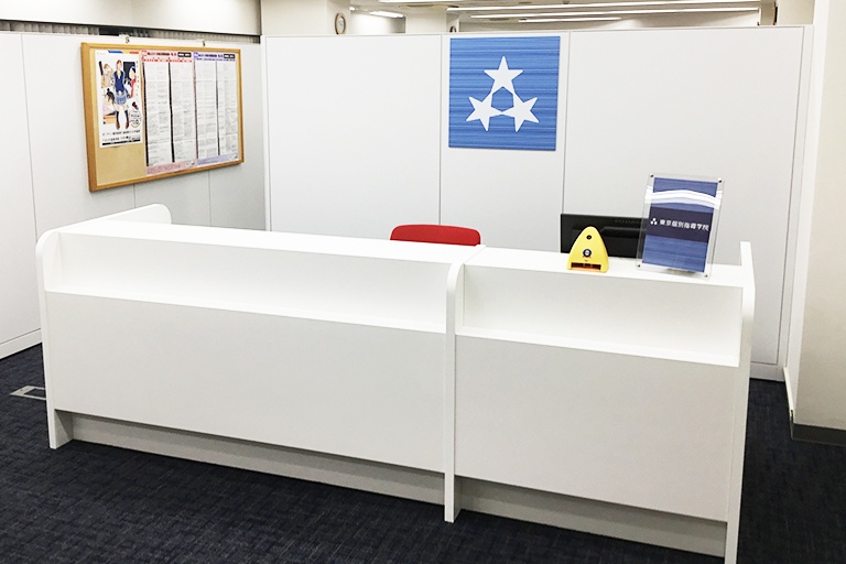 充実の学習環境:開放的な受付カウンター。お気軽にお声かけください