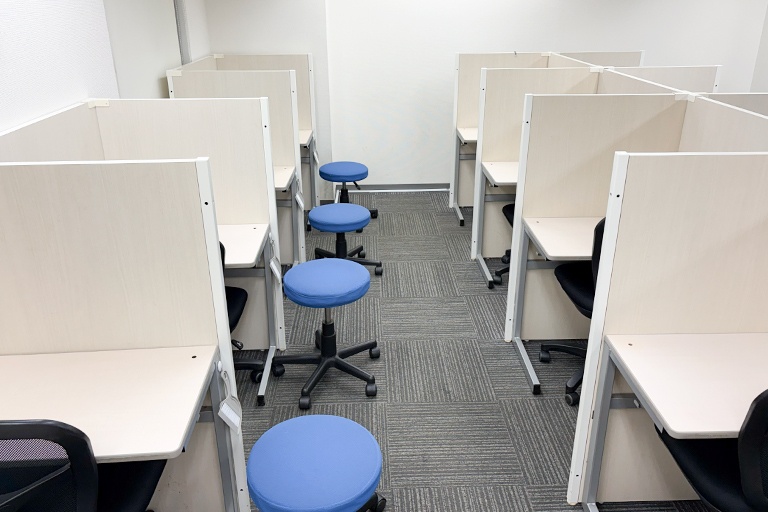 充実の学習環境:パーテーションで1人ずつ区切られているので、自分の勉強に集中できます。