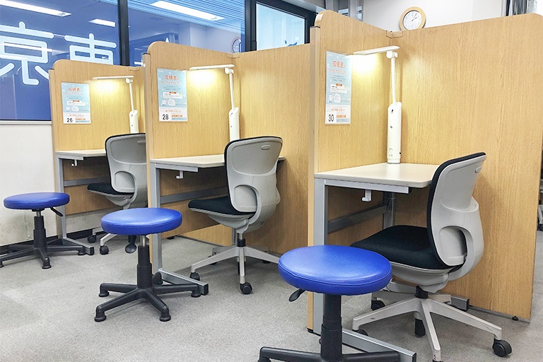 充実の学習環境:集中しやすいようパーテーションで区切られた授業ブース。演習中も講師がいつも隣にいて、質問がしやすい環境です。