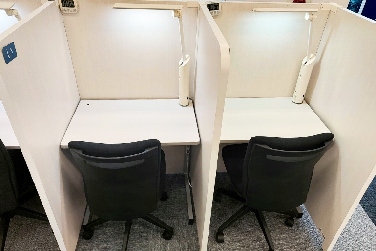 充実の学習環境:自習スペースは1人ひとり区切られた設計。しっかりと自分の勉強に集中できます!