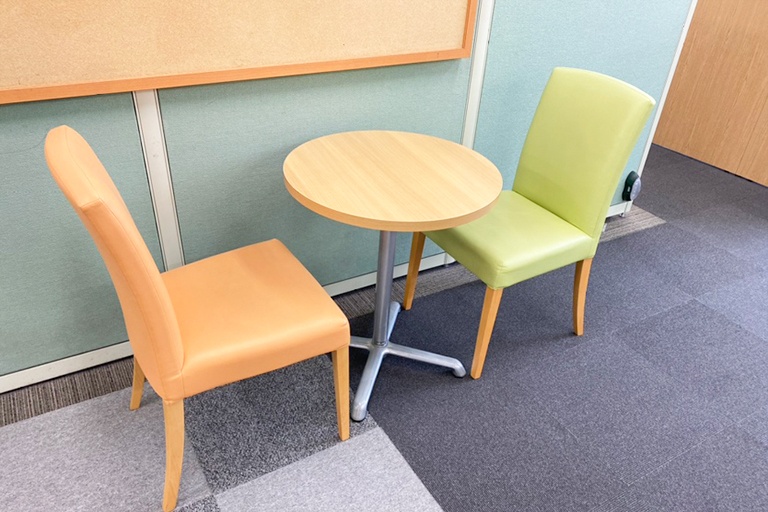 充実の学習環境:オープンな環境のフリースペース。お気軽にご質問・ご相談などをしていただけます。