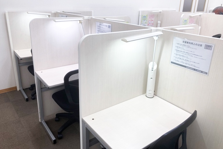 充実の学習環境:月曜日から土曜日まで毎日無料で使用できる自習席。集中しやすいと評判です。