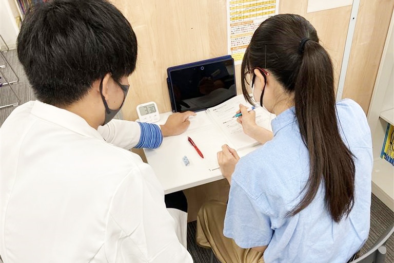 充実の学習環境:授業の風景です。担当コーチが生徒一人ひとりの学習状況をチェックしながら、その生徒に合った個別指導を実施していきます。