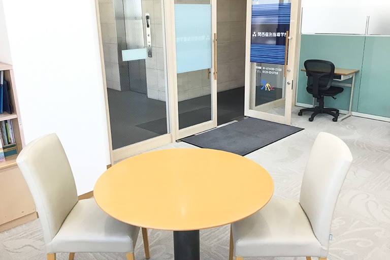 充実の学習環境:オープンな環境のフリースペース。お気軽にご質問・ご相談などをしていただけます。