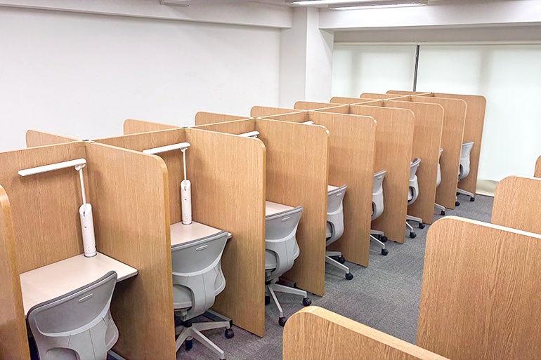 充実の学習環境:自習スペースは1人ひとり区切られた設計。しっかりと自分の勉強に集中できます!