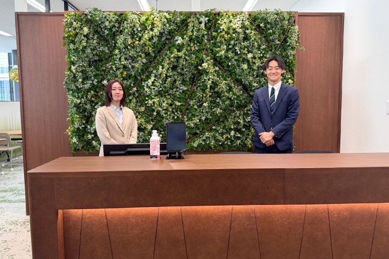 充実の学習環境:開放的な受付カウンター。ご質問・ご相談など、どんな小さなことでもお気軽にお声かけください