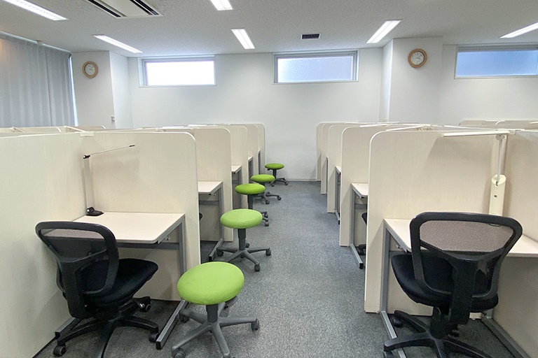 充実の学習環境:個別指導ブース。演習中も講師がいつも隣にいて、質問がしやすい環境です。