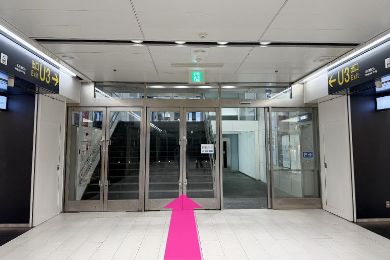 充実の学習環境:①名古屋駅「桜通口」の地下街「ユニモール」3番出口(U3)の階段を上がり、そのまま直進してください。