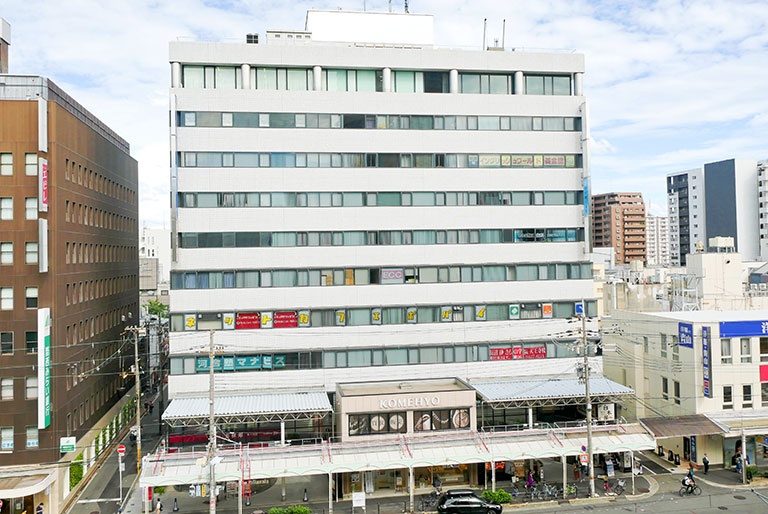 充実の学習環境:<小中学生専門館>はこちら。高校生専門館からさらに70m南へ進んだところにあります。