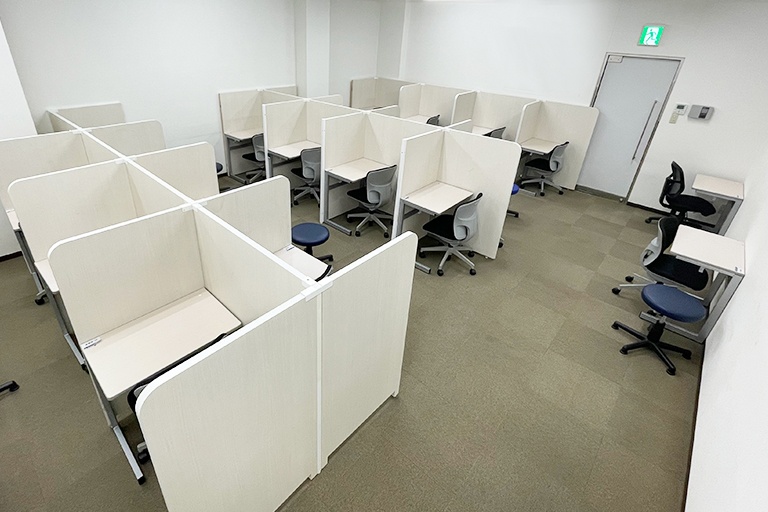 充実の学習環境:自習スペースは別室もご用意しております。ご予約なしでいつでもご利用いただけます。