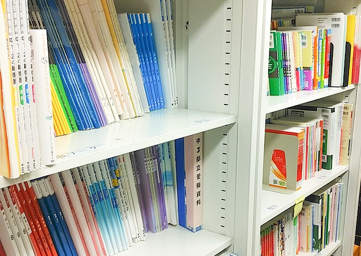 充実の学習環境:対応テキストは十分な種類・量を準備。お子さまの課題や目標に合わせて対応しています。