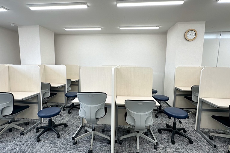 充実の学習環境:余裕のあるレイアウトで集中しての授業を受けられる環境です。