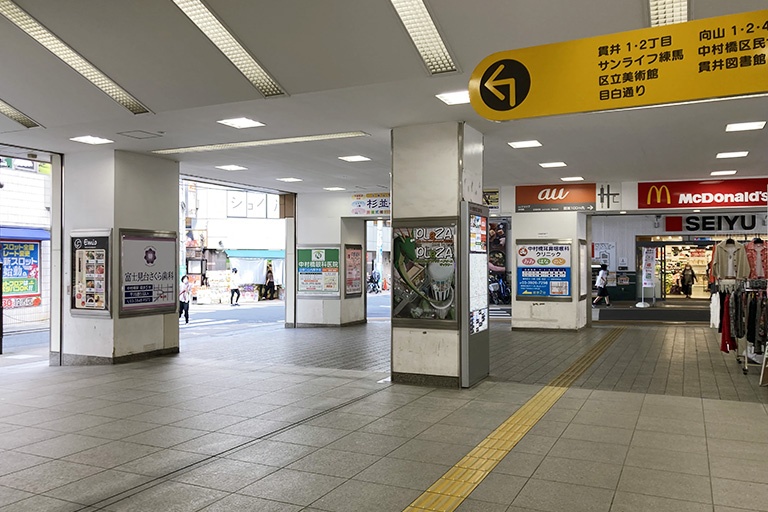 アクセス案内①：中村橋駅改札を出ると正面に「西友（中村橋店）」、左前方に「おかしのまちおか（中村橋店）」がございます。