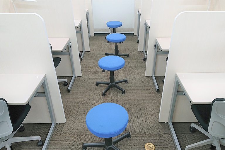 充実の学習環境:個別指導ブース。演習中も講師がいつも隣にいて、質問がしやすい環境です。