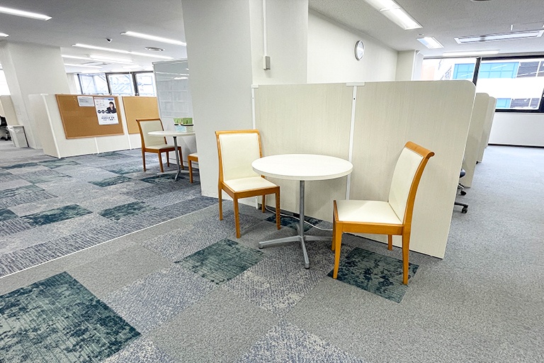 充実の学習環境:オープンな環境のフリースペース。お気軽にご質問・ご相談などをしていただけます